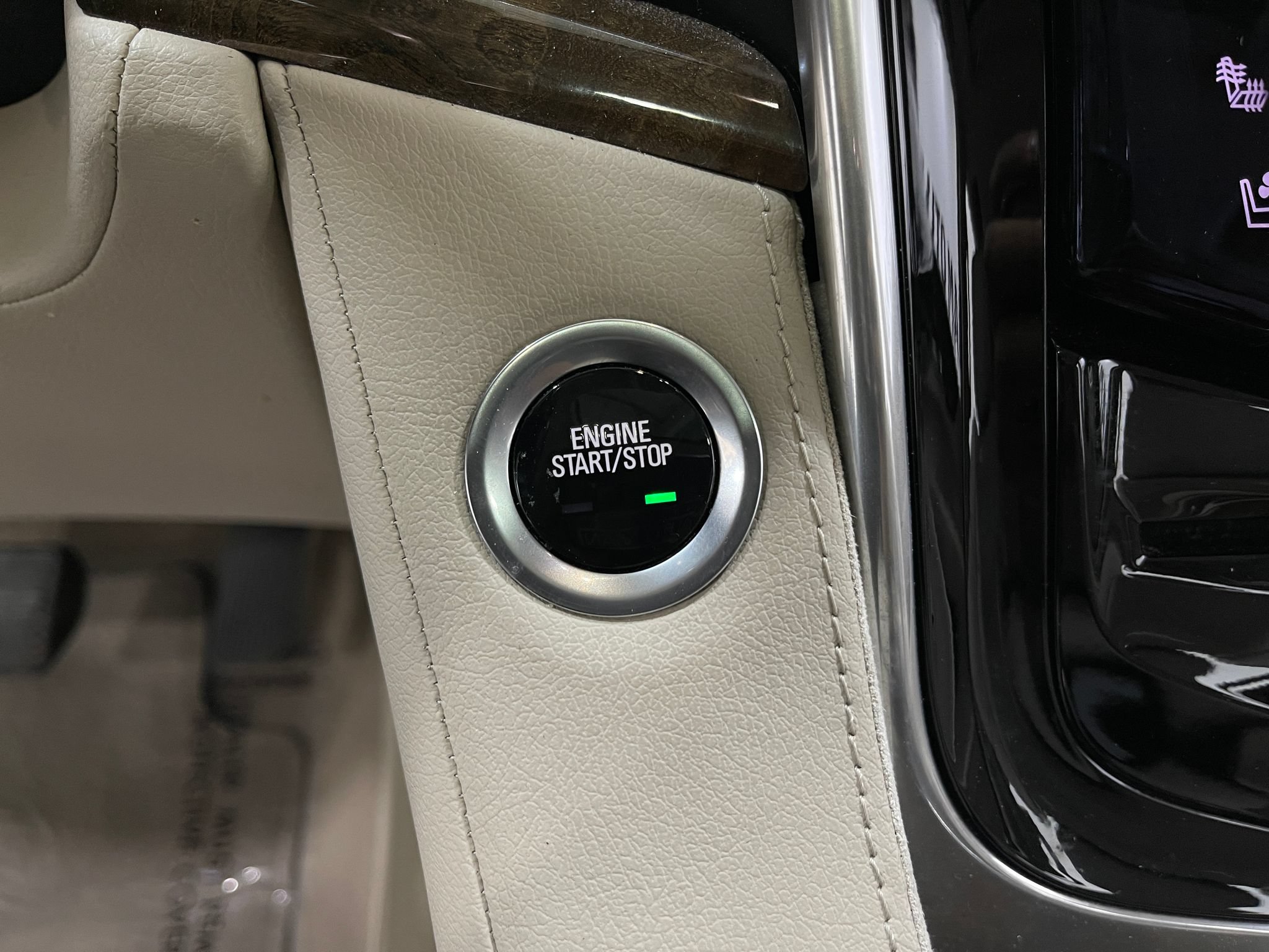 Used 2020 Cadillac Escalade Premium Luxury AWD/4WD image 20