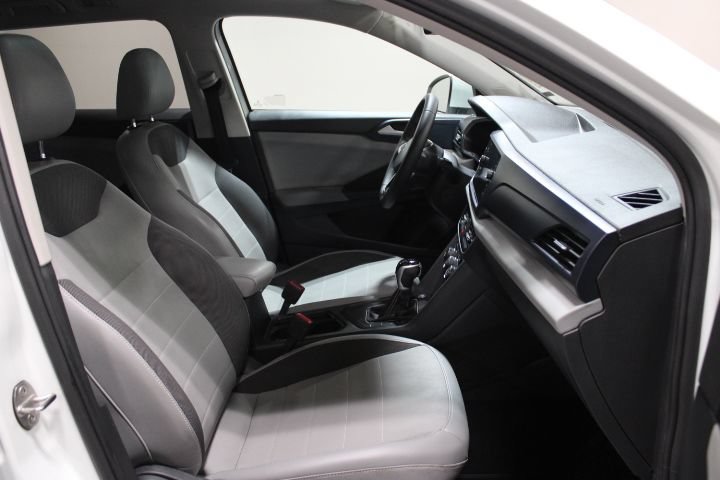 Used 2022 Volkswagen Taos SE w/ Panoramic Sunroof Package FWD image 26