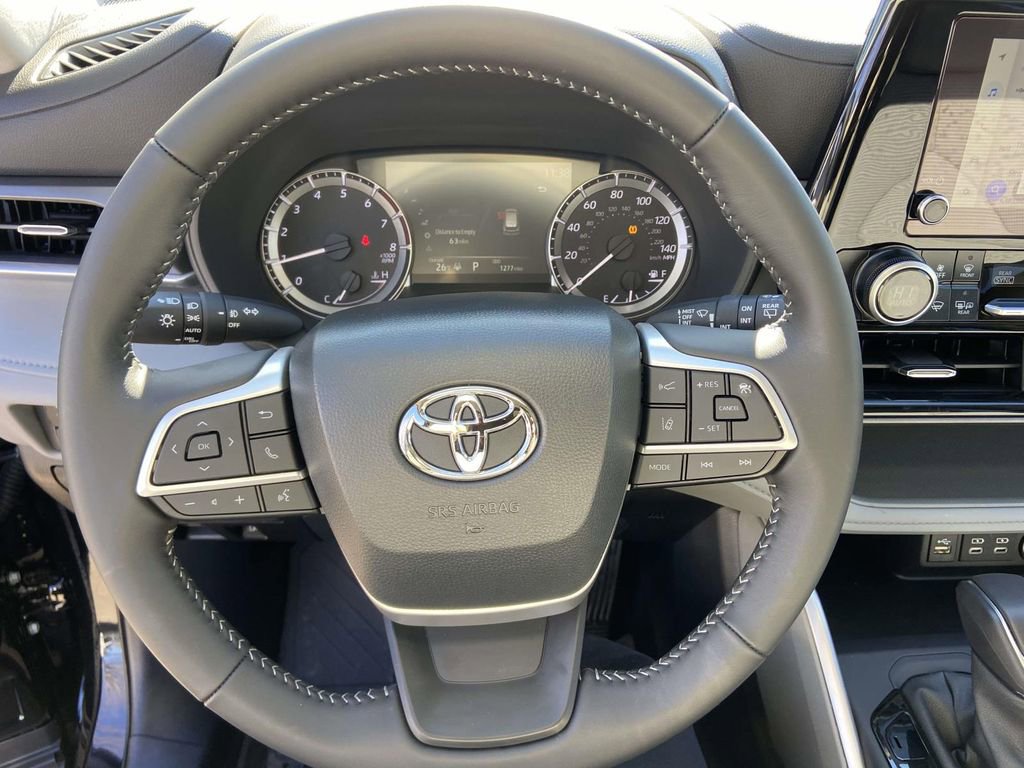 Used 2025 Toyota Highlander LE image 33