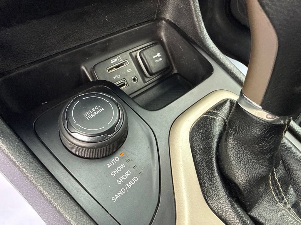 Used 2017 Jeep Cherokee Latitude AWD/4WD image 24