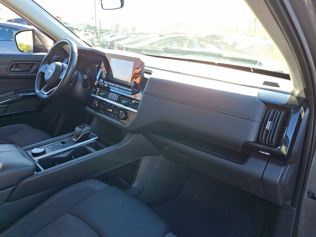 Used 2025 Nissan Pathfinder SV image 11