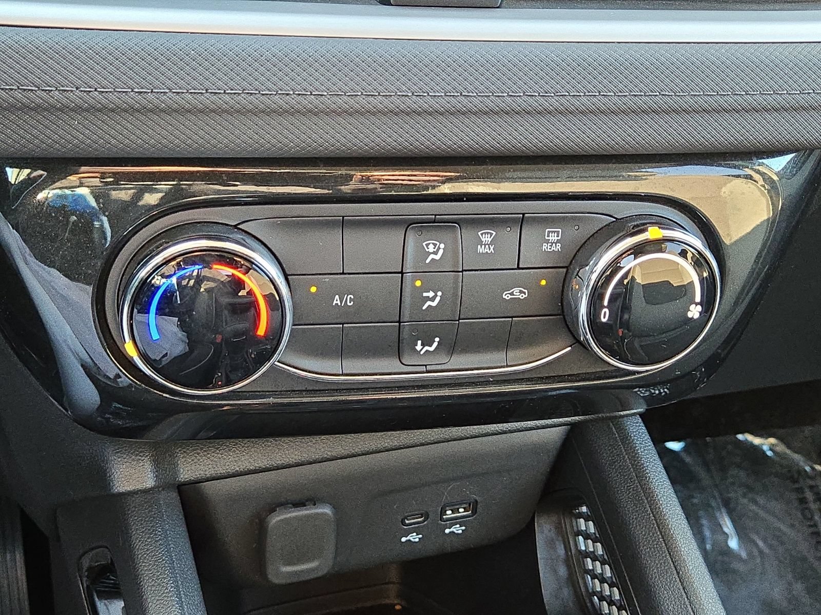 Used 2024 Chevrolet TrailBlazer LT AWD/4WD image 28