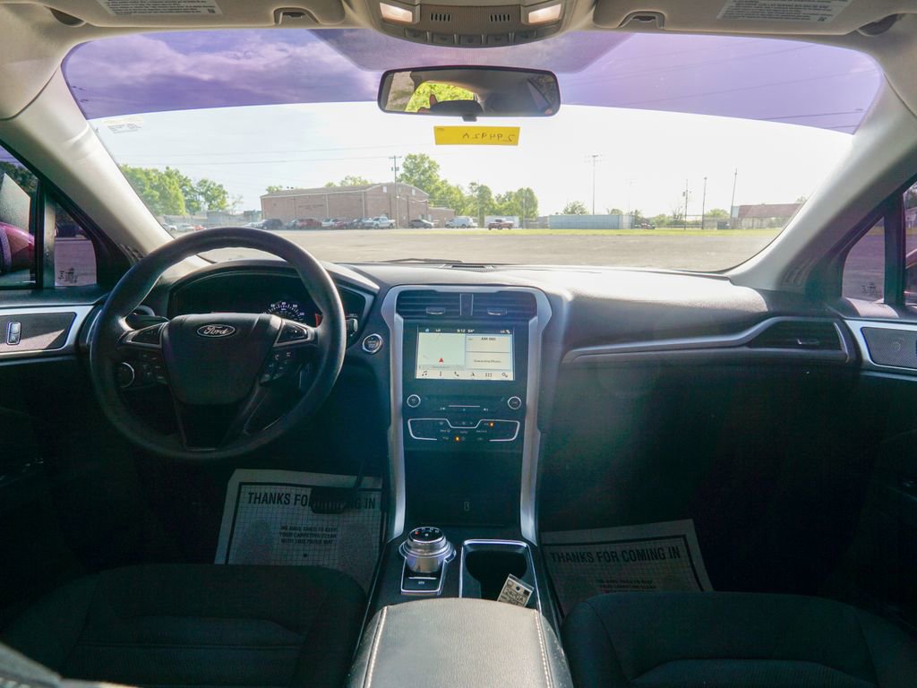 Used 2018 Ford Fusion SE w/ Fusion SE Technology Package FWD image 12