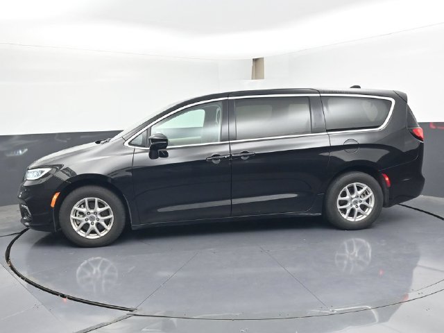 Used 2024 Chrysler Pacifica Touring-L FWD image 4