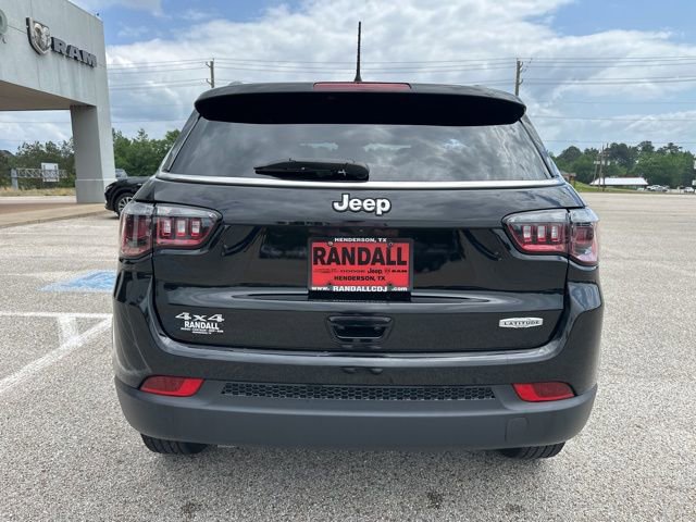 Used 2025 Jeep Compass Latitude AWD/4WD image 6