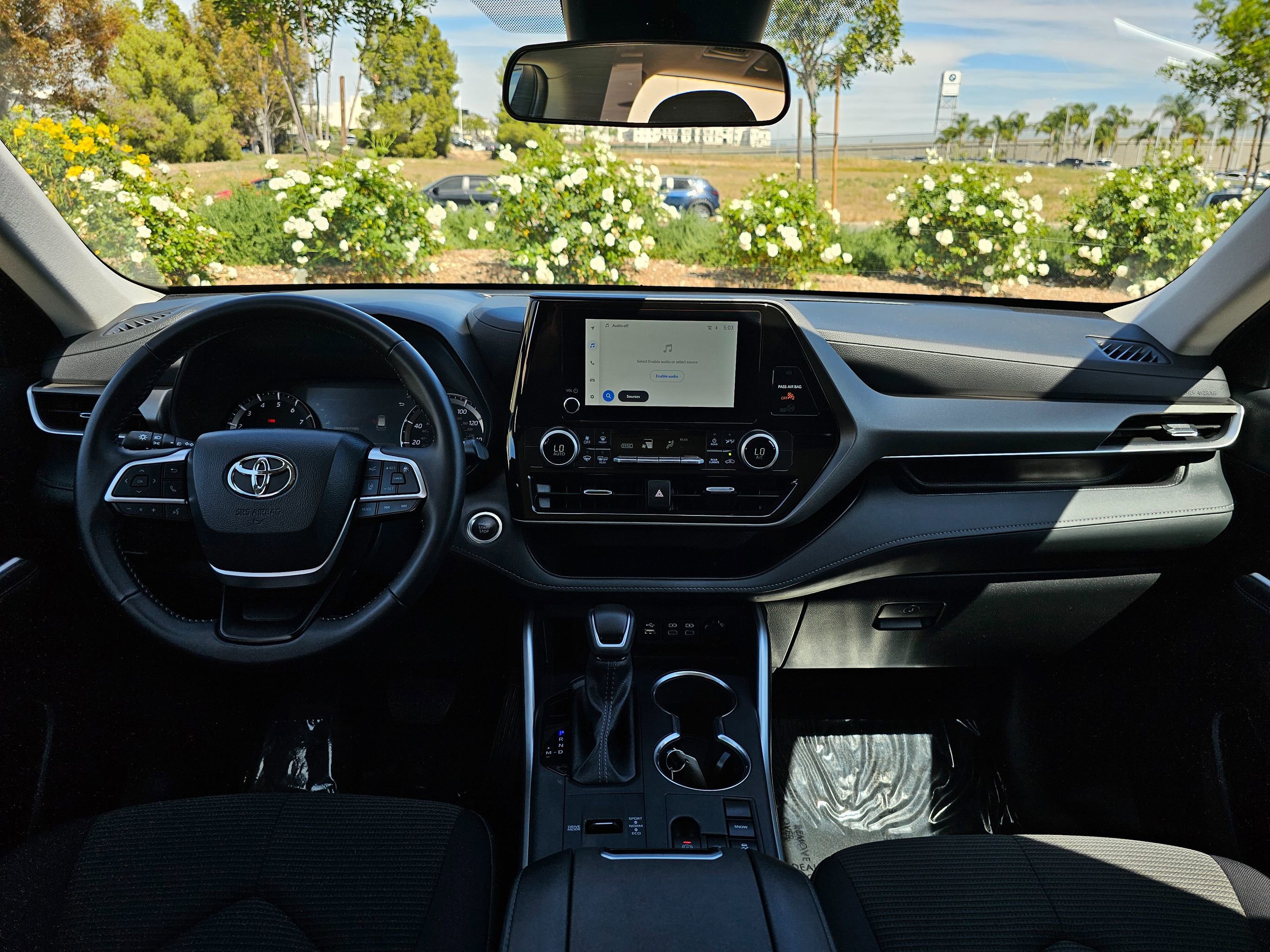Used 2025 Toyota Highlander LE FWD image 21