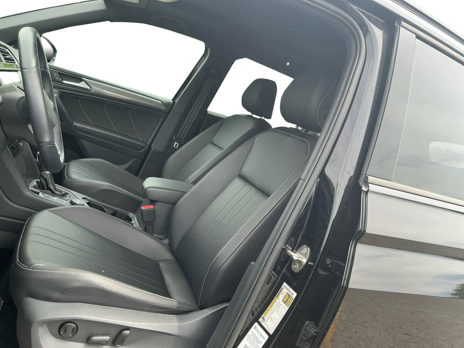 Used 2023 Volkswagen Tiguan SE R-Line AWD/4WD image 9