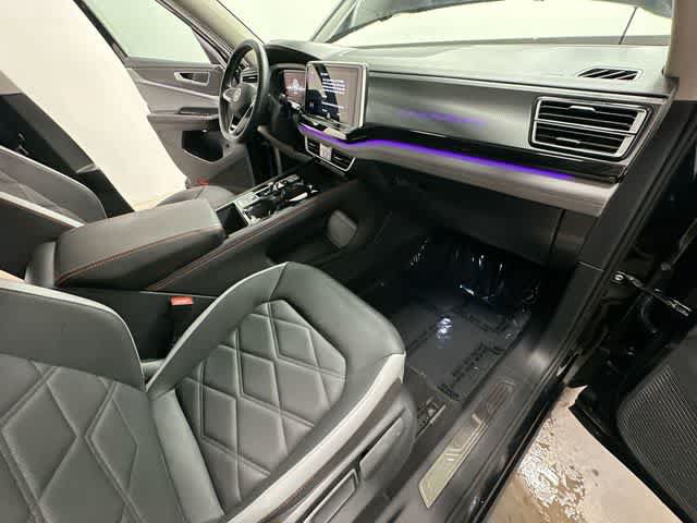 Used 2025 Volkswagen Atlas Peak Edition SE AWD/4WD image 21