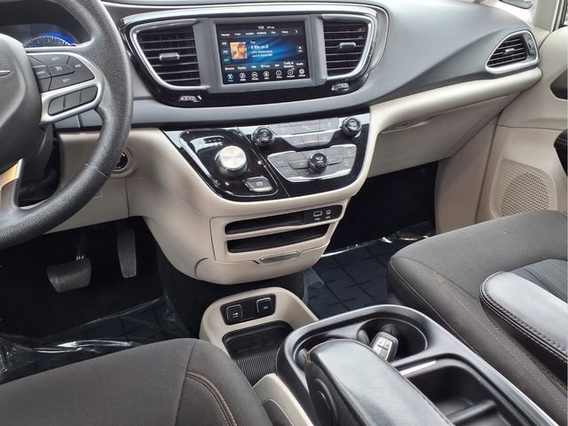 Used 2020 Chrysler Pacifica Touring w/ Tire & Wheel Group FWD image 5