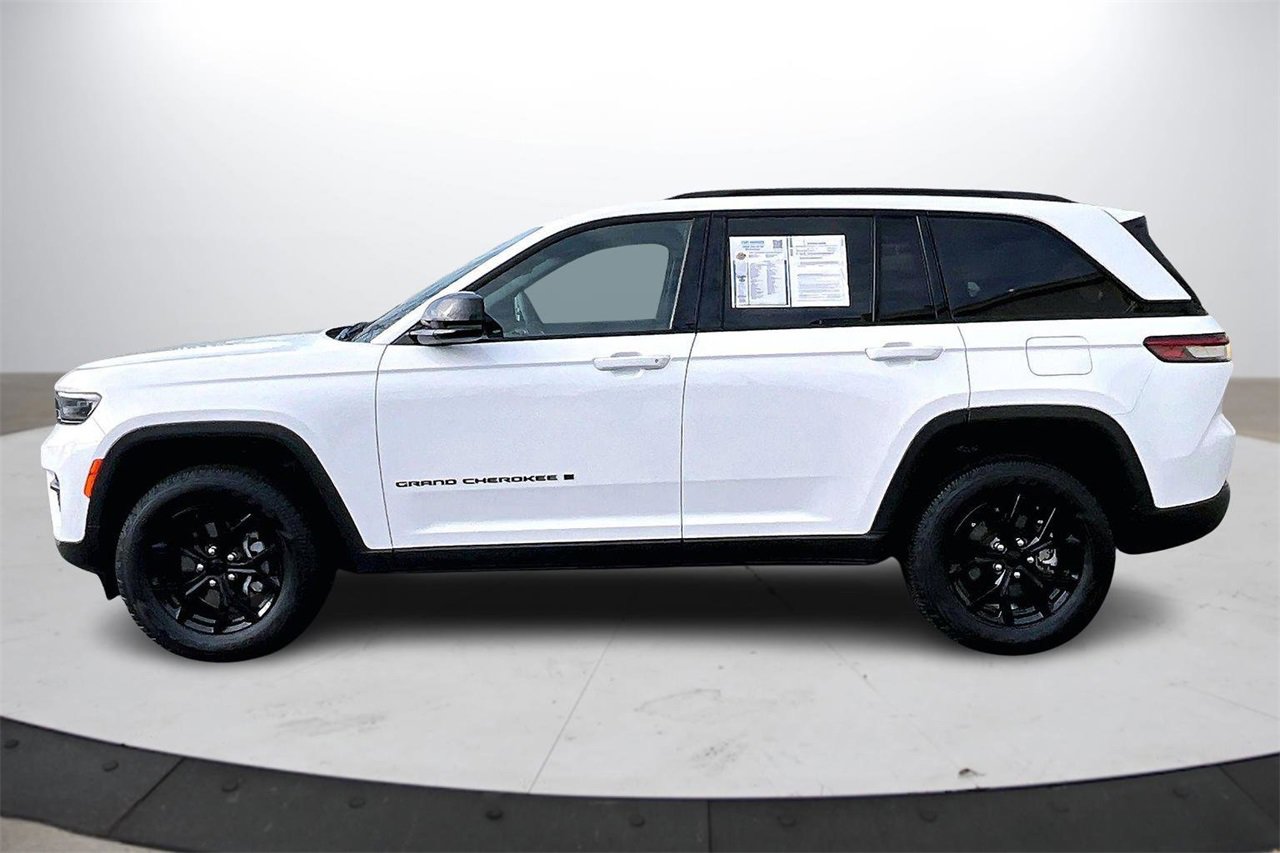 Used 2024 Jeep Grand Cherokee Altitude image 6