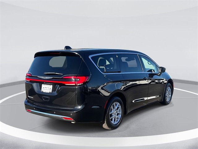 Used 2023 Chrysler Pacifica Touring-L image 6