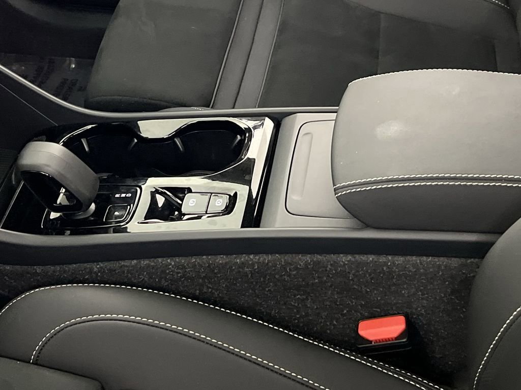Certified 2025 Volvo XC40 B5 Plus image 23