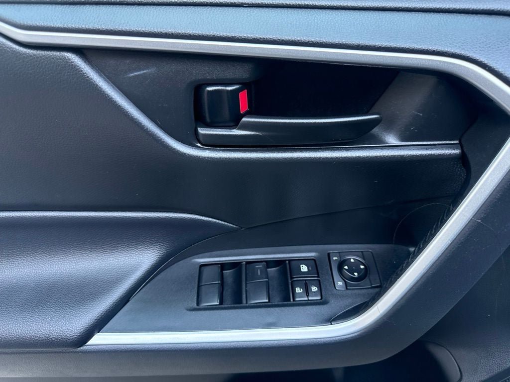 Used 2023 Toyota RAV4 LE AWD/4WD image 13