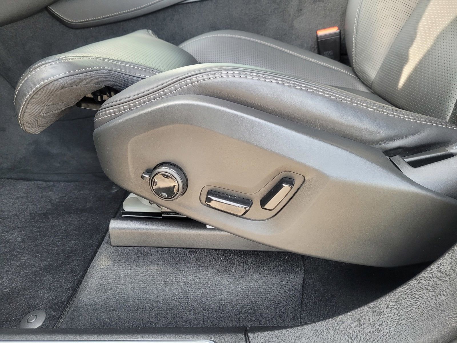 Certified 2024 Volvo XC90 T8 Ultimate w/ Protection Package Premier image 10