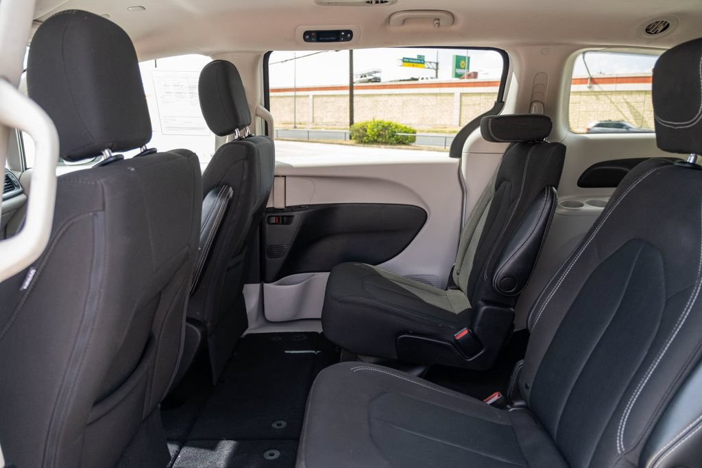 Used 2023 Chrysler Voyager LX FWD image 15