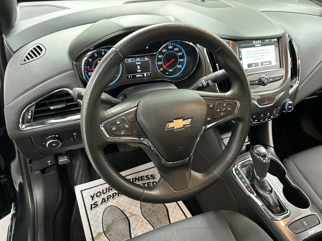 Used 2018 Chevrolet Cruze LT w/ Convenience Package FWD image 4