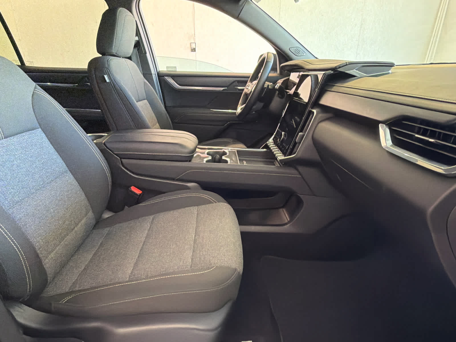 Used 2025 GMC Acadia Elevation FWD image 31