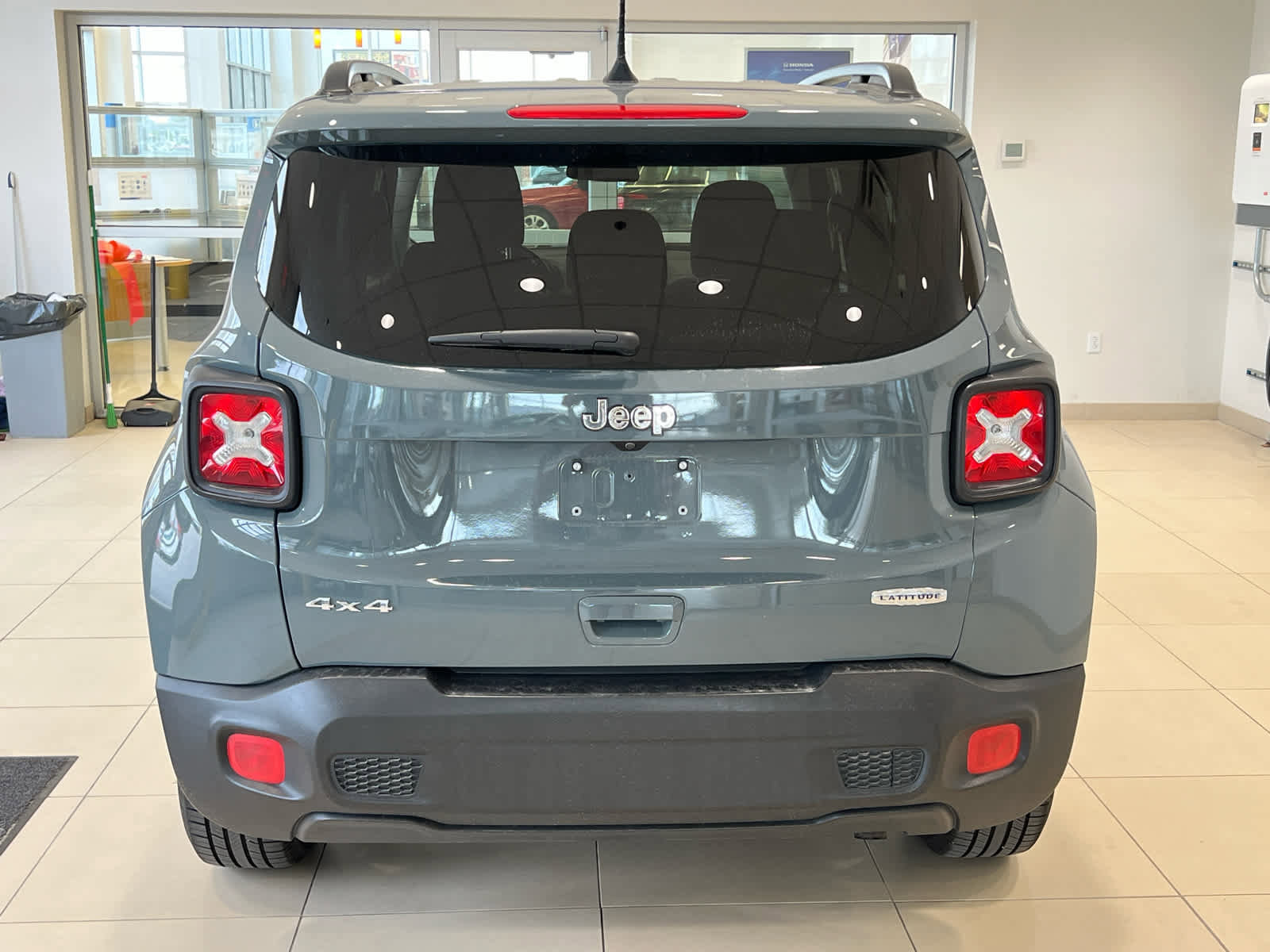 Used 2018 Jeep Renegade Latitude w/ Cold Weather Group AWD/4WD image 6