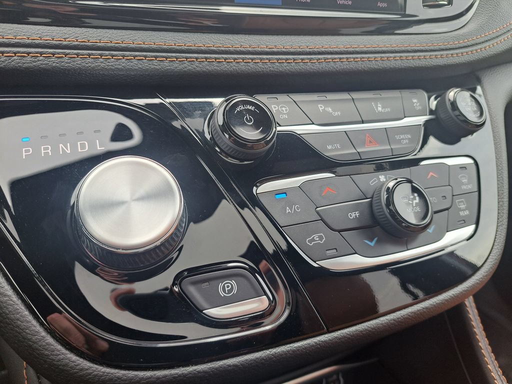 Used 2023 Chrysler Pacifica Pinnacle FWD image 17
