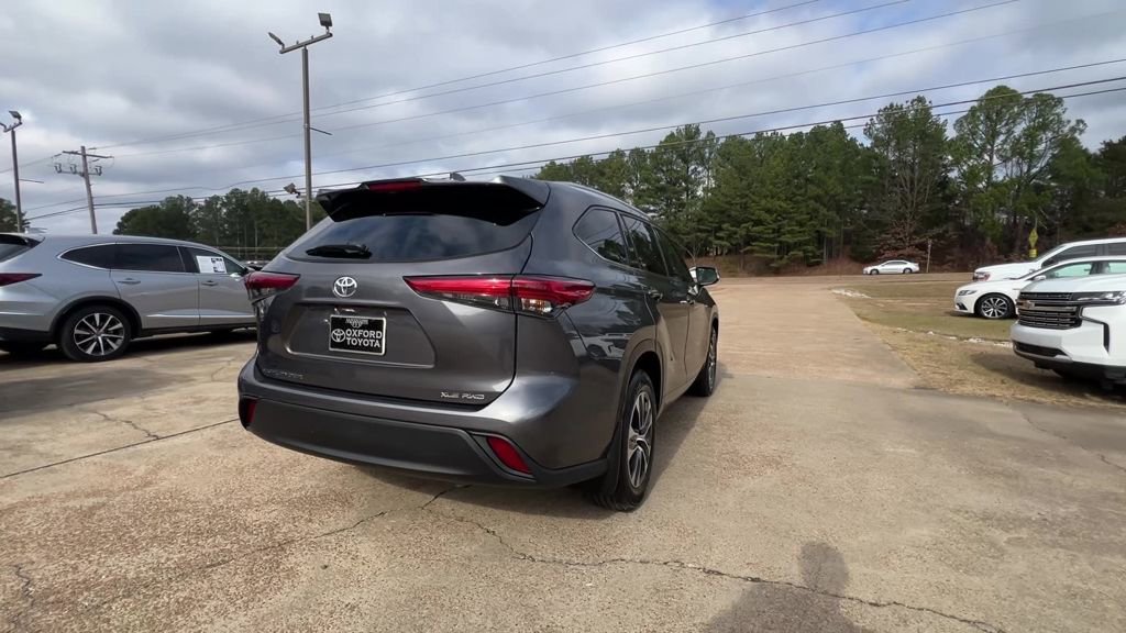 Used 2022 Toyota Highlander XLE AWD/4WD image 6