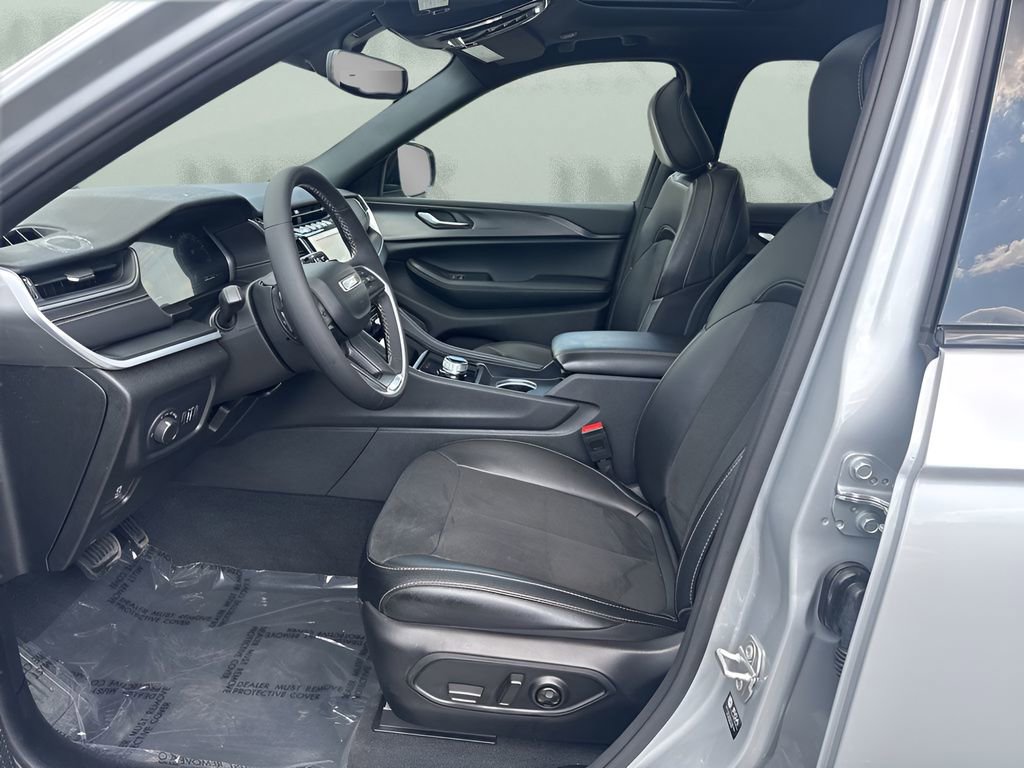 Used 2024 Jeep Grand Cherokee Altitude image 9