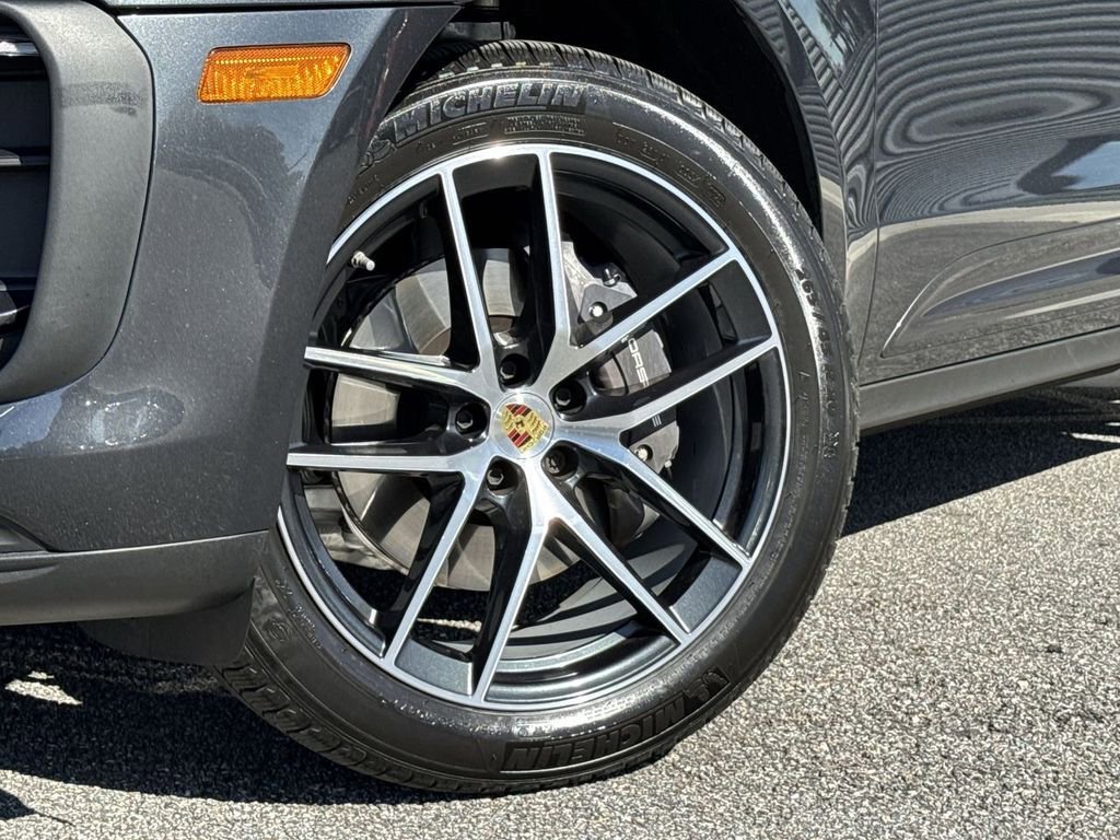 Certified 2025 Porsche Macan image 6