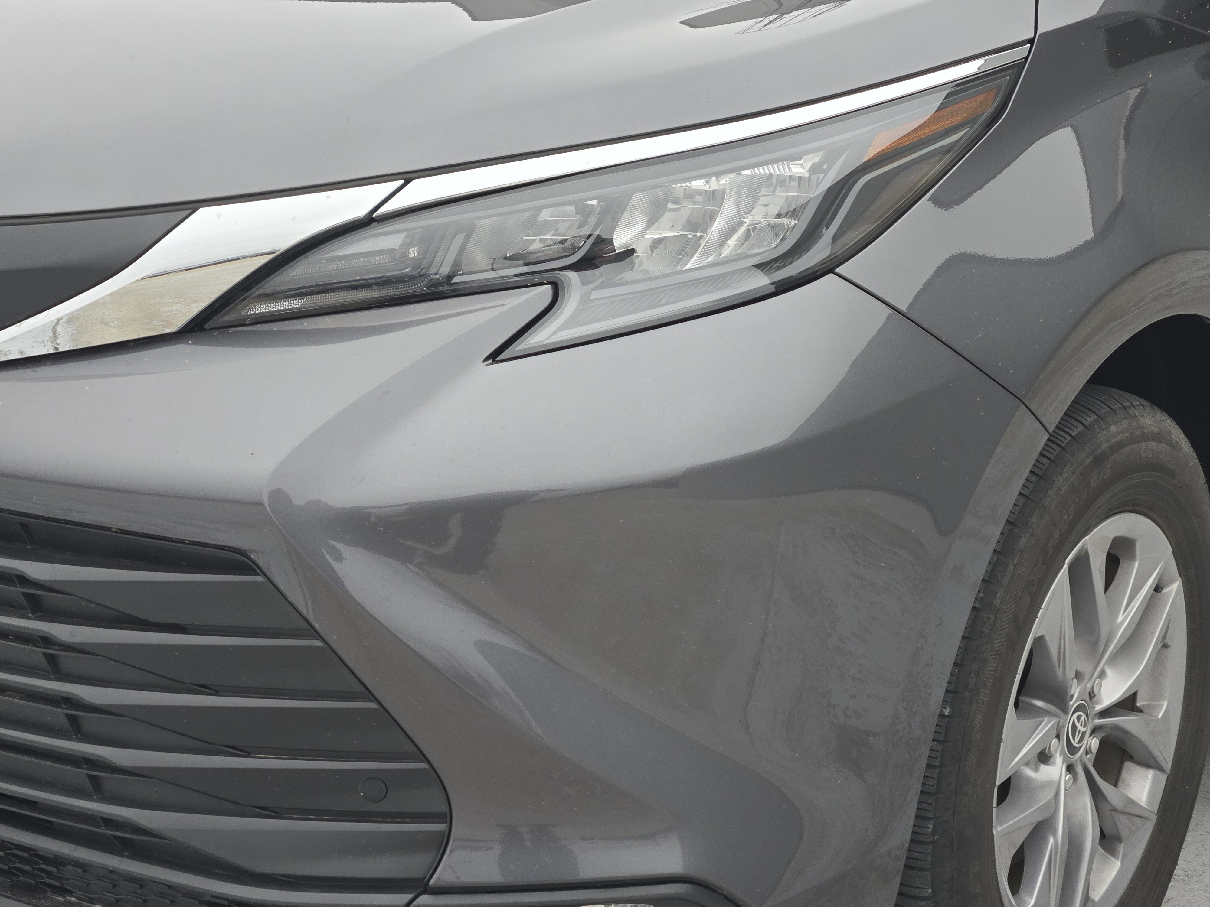 Used 2025 Toyota Sienna XLE image 11