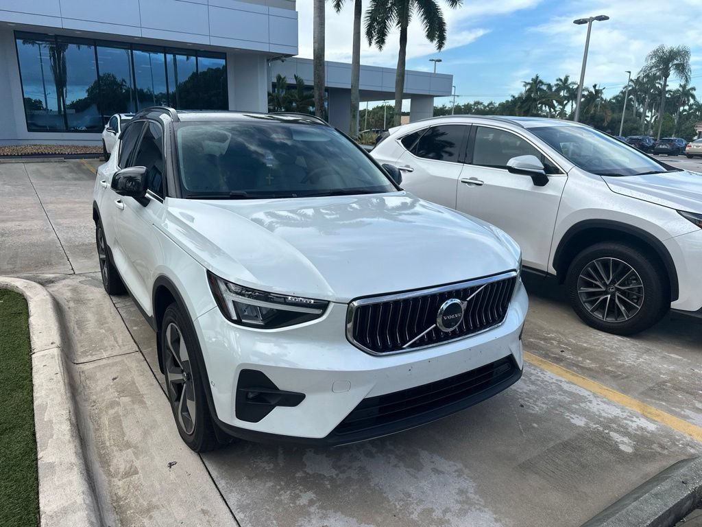 Used 2023 Volvo XC40 B5 Plus w/ Driver Assist Package AWD/4WD image 1