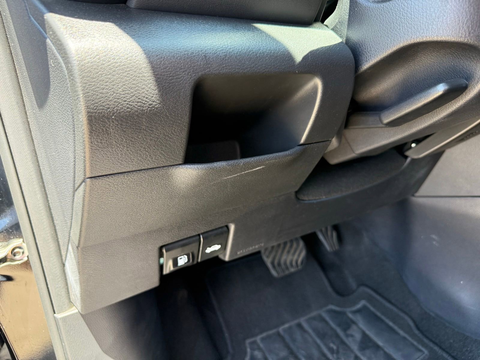 Used 2024 Nissan Kicks SR FWD image 13