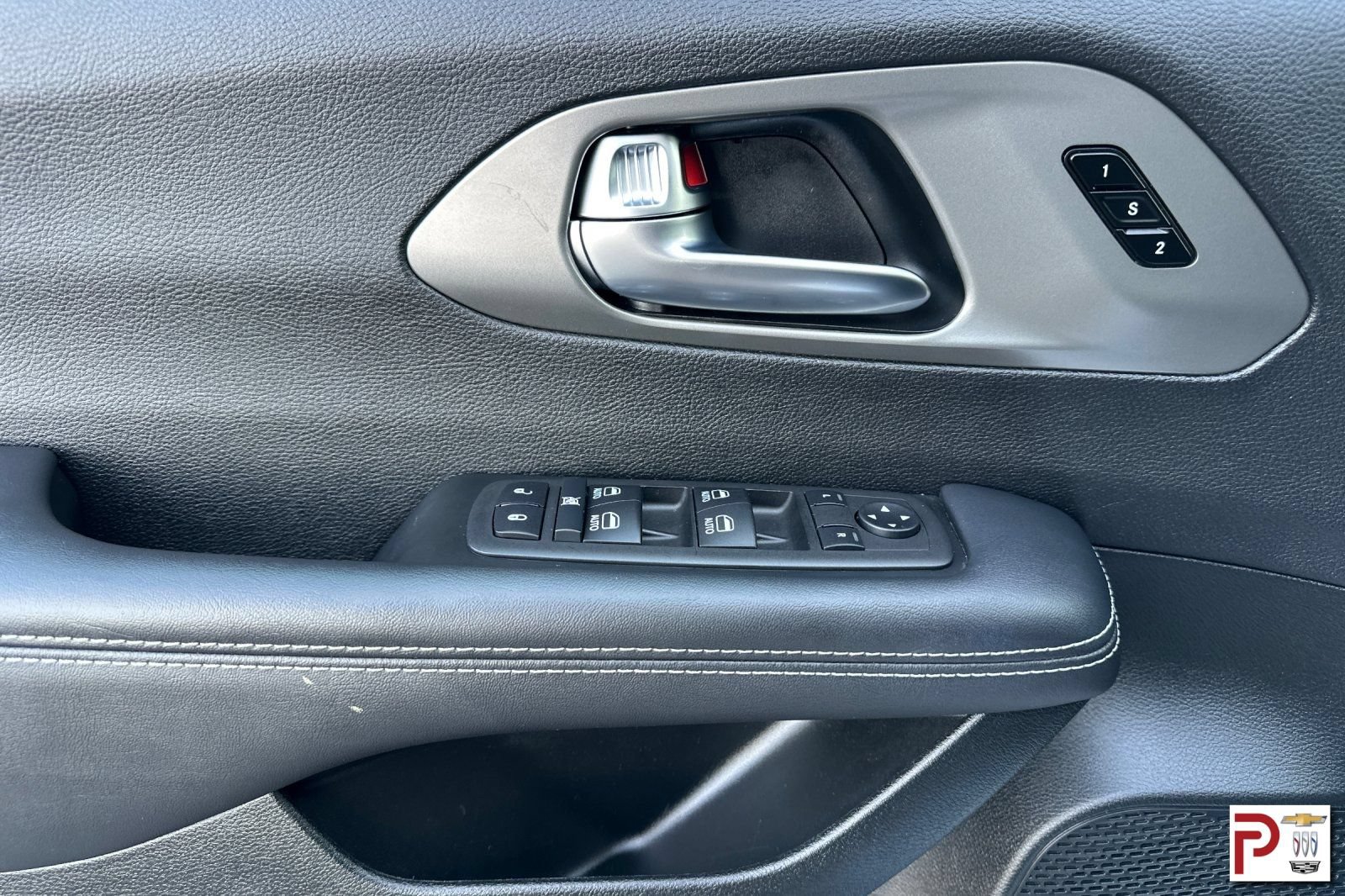Used 2025 Chrysler Pacifica Select FWD image 11