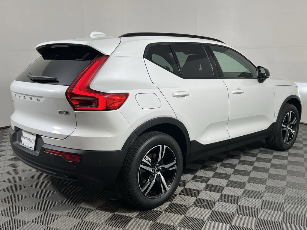 New 2026 Volvo XC40 B5 Core w/ Climate Package image 8