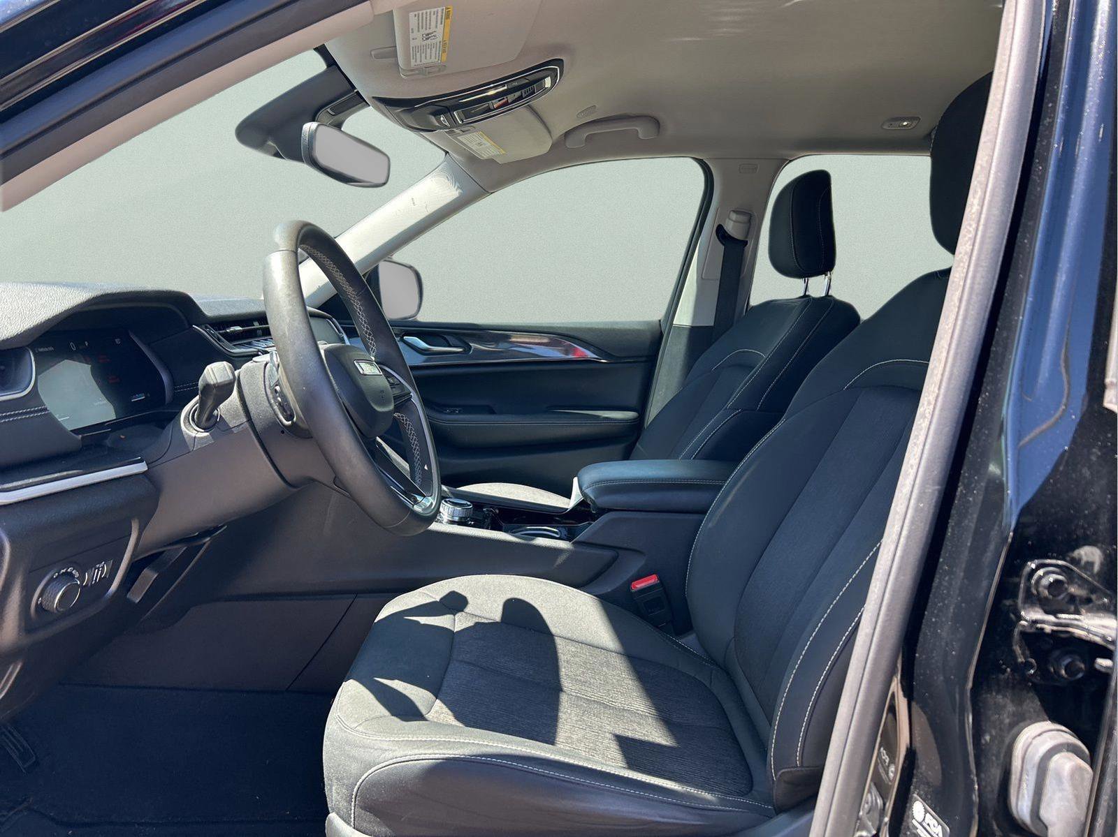 Used 2023 Jeep Grand Cherokee Laredo image 9