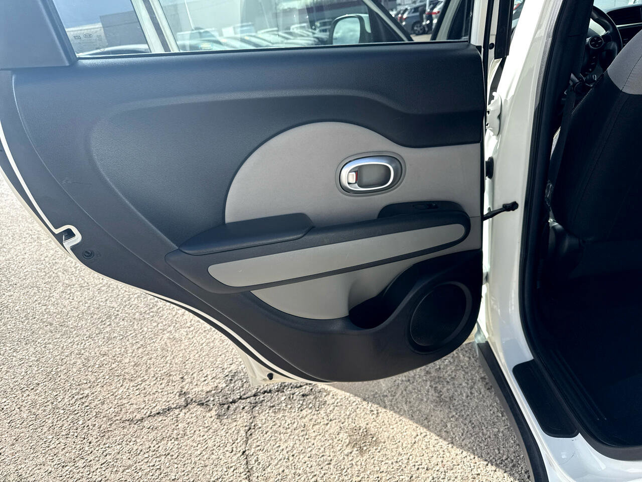 Used 2016 Kia Soul + image 13