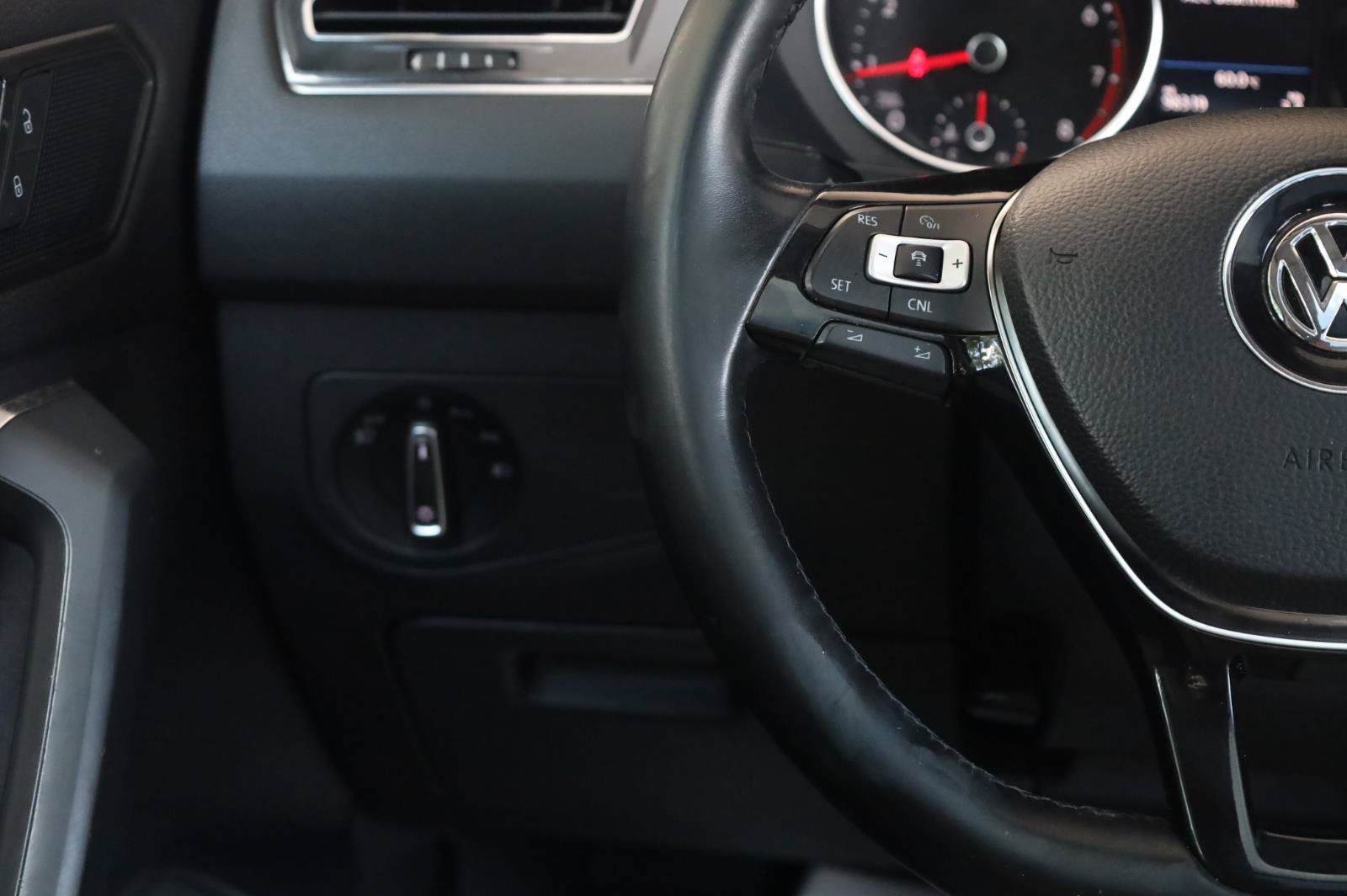 Used 2018 Volkswagen Tiguan SEL AWD/4WD image 33