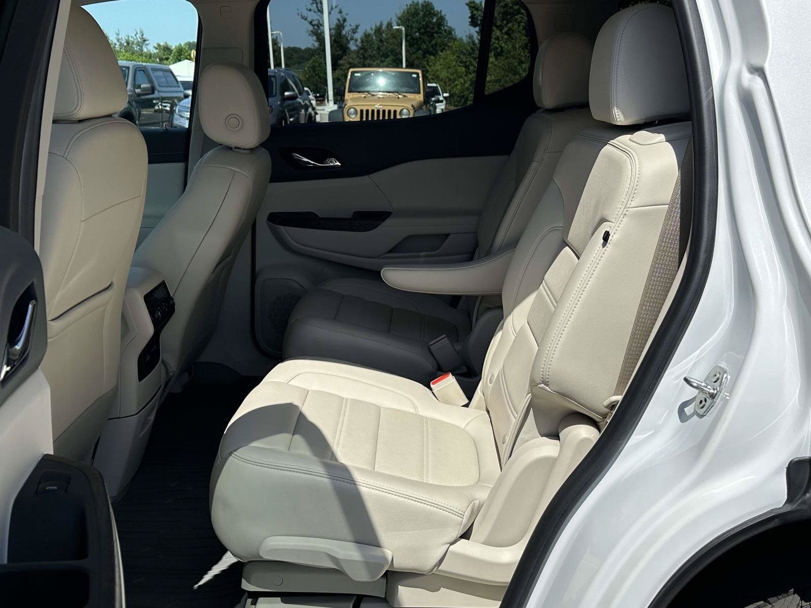Used 2021 GMC Acadia Denali w/ Denali Technology Package FWD image 10