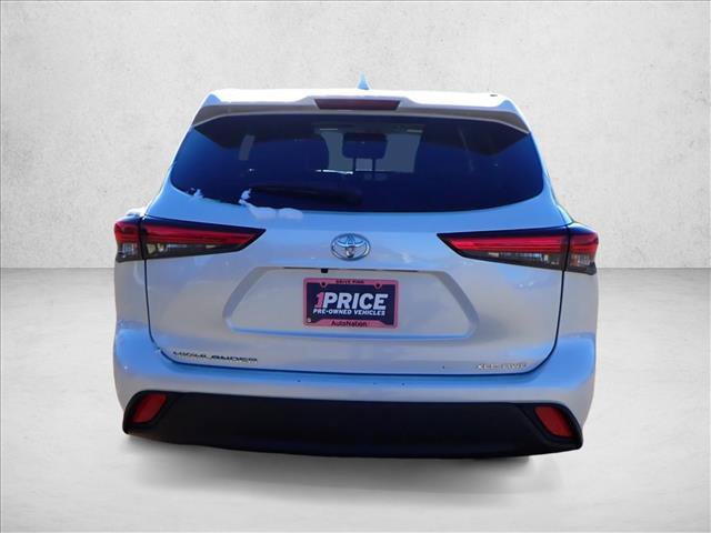 Used 2023 Toyota Highlander XLE image 3