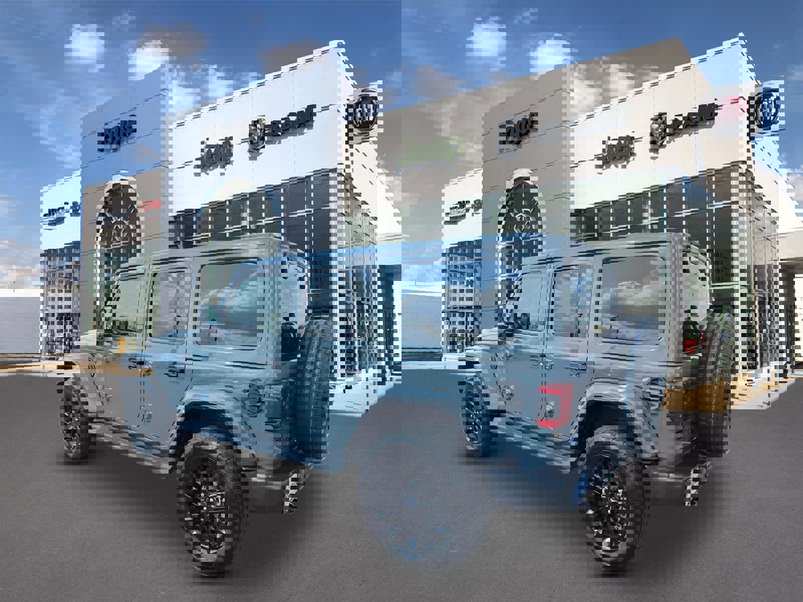 Used 2025 Jeep Wrangler Unlimited Sahara image 3