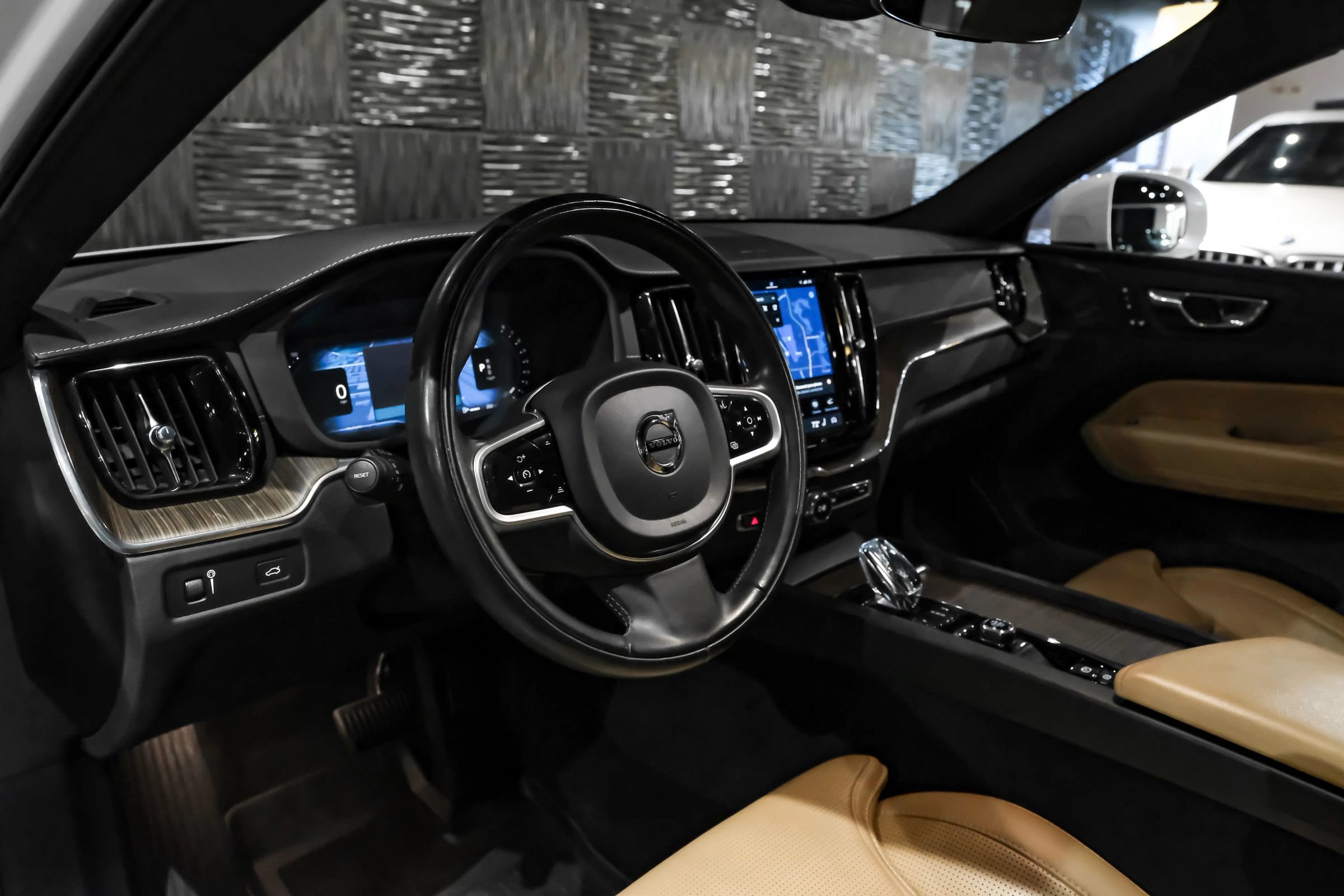 Used 2022 Volvo XC60 B5 Inscription w/ Advanced Package FWD image 3