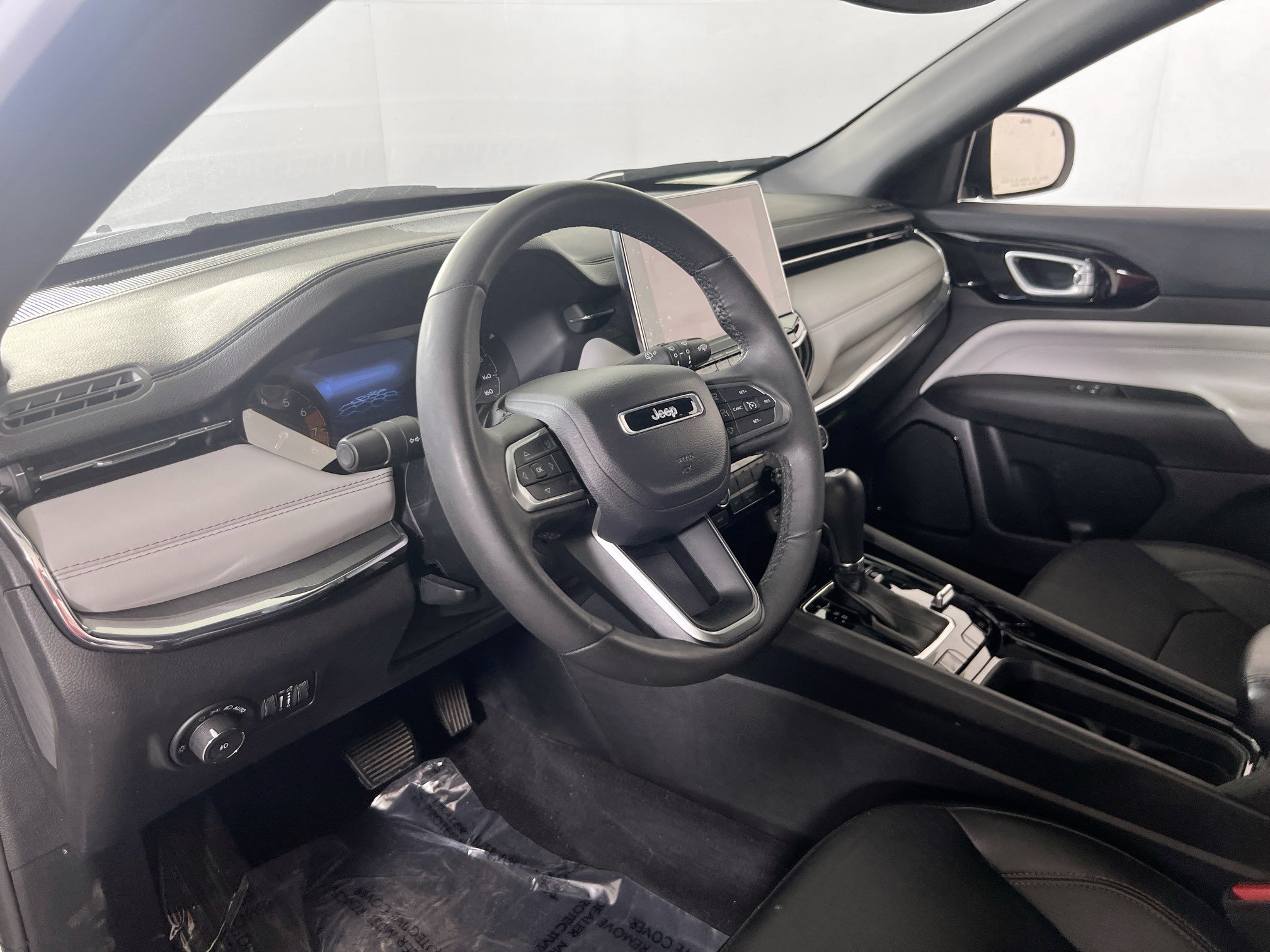 Used 2023 Jeep Compass Limited AWD/4WD image 9