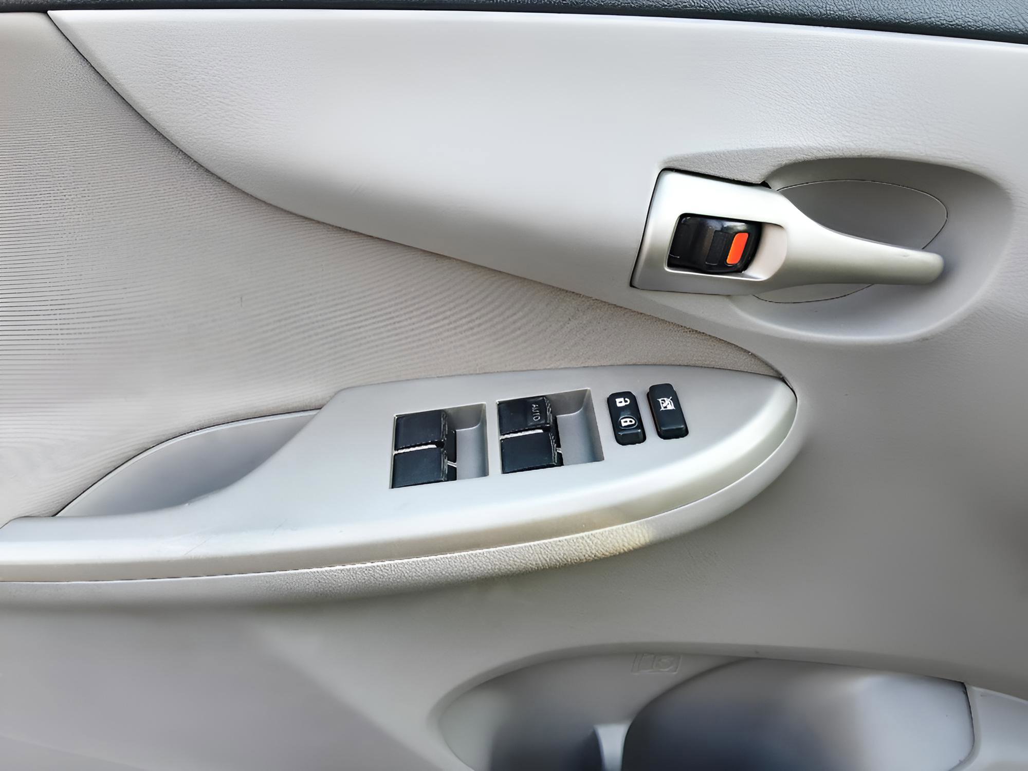 Used 2013 Toyota Corolla LE image 19