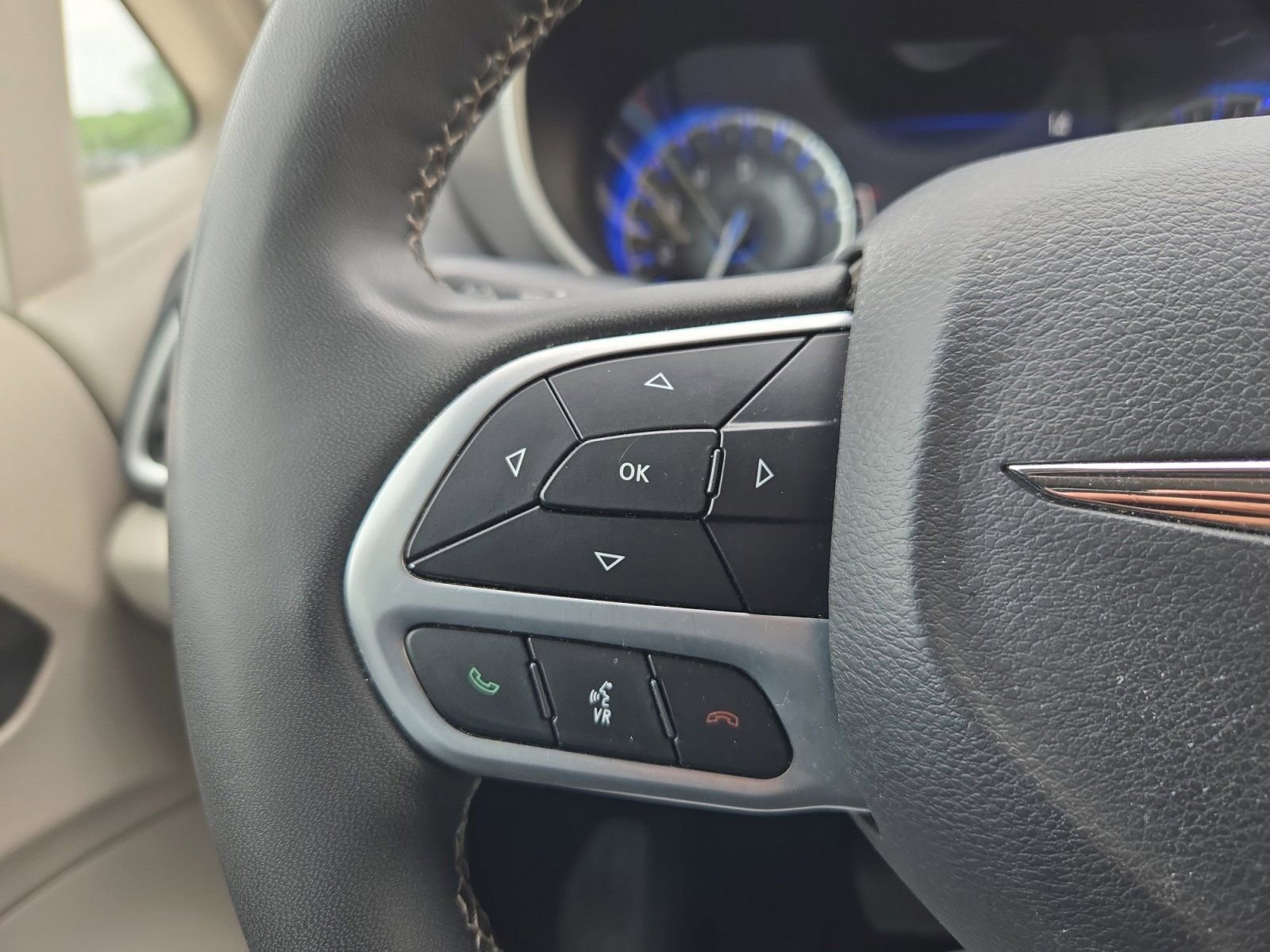 Used 2024 Chrysler Pacifica Touring-L FWD image 15