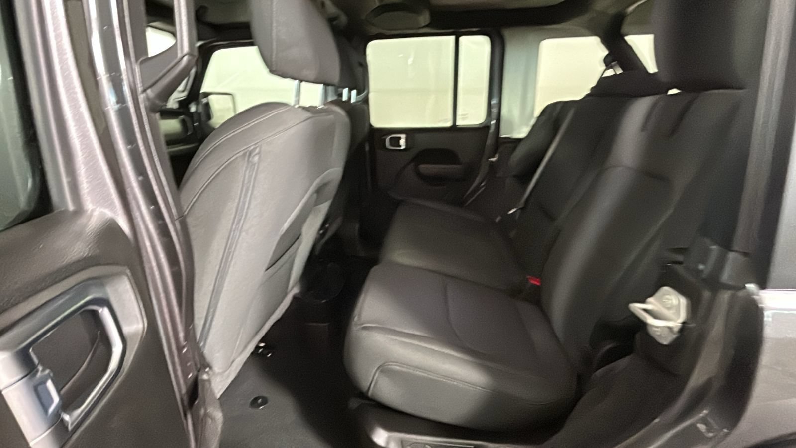 Used 2023 Jeep Wrangler Unlimited w/ Convenience Group AWD/4WD image 30