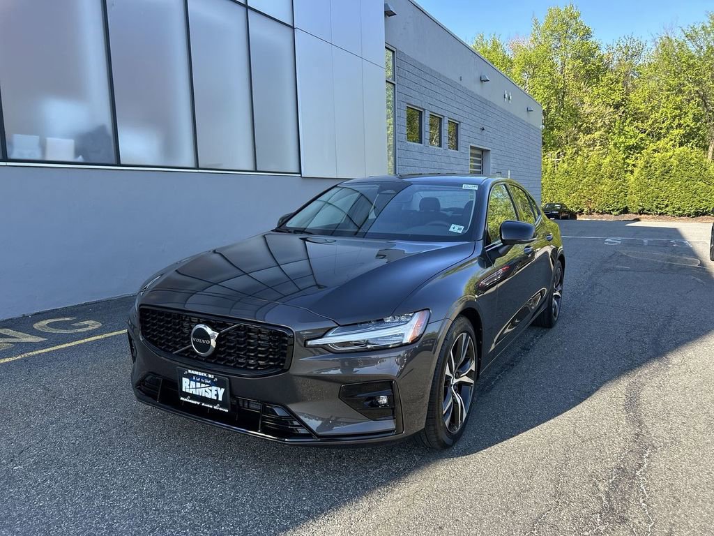 Used 2025 Volvo S60 B5 Core FWD image 4