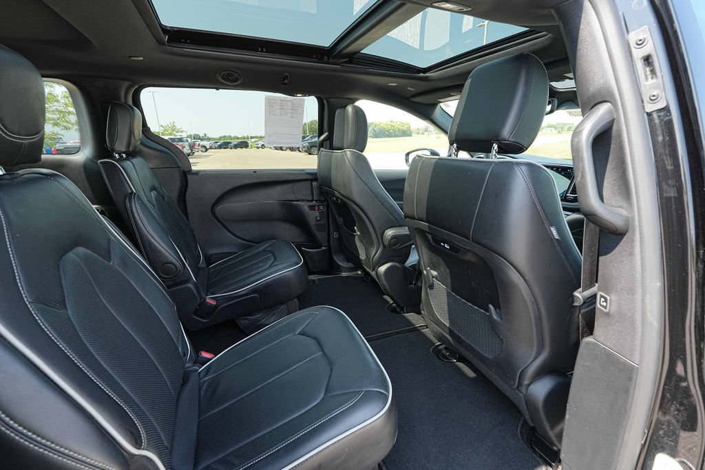 Used 2025 Chrysler Pacifica Limited FWD image 24