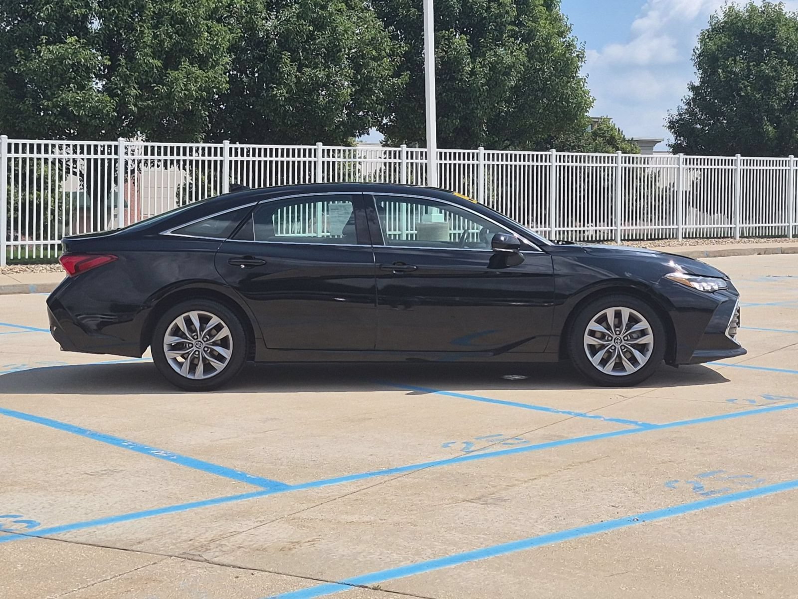 Used 2019 Toyota Avalon XLE w/ Moonroof Package FWD image 5