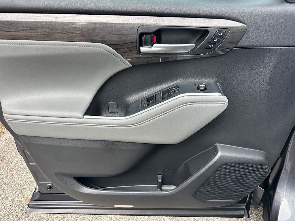 Certified 2023 Toyota Highlander Limited FWD image 15