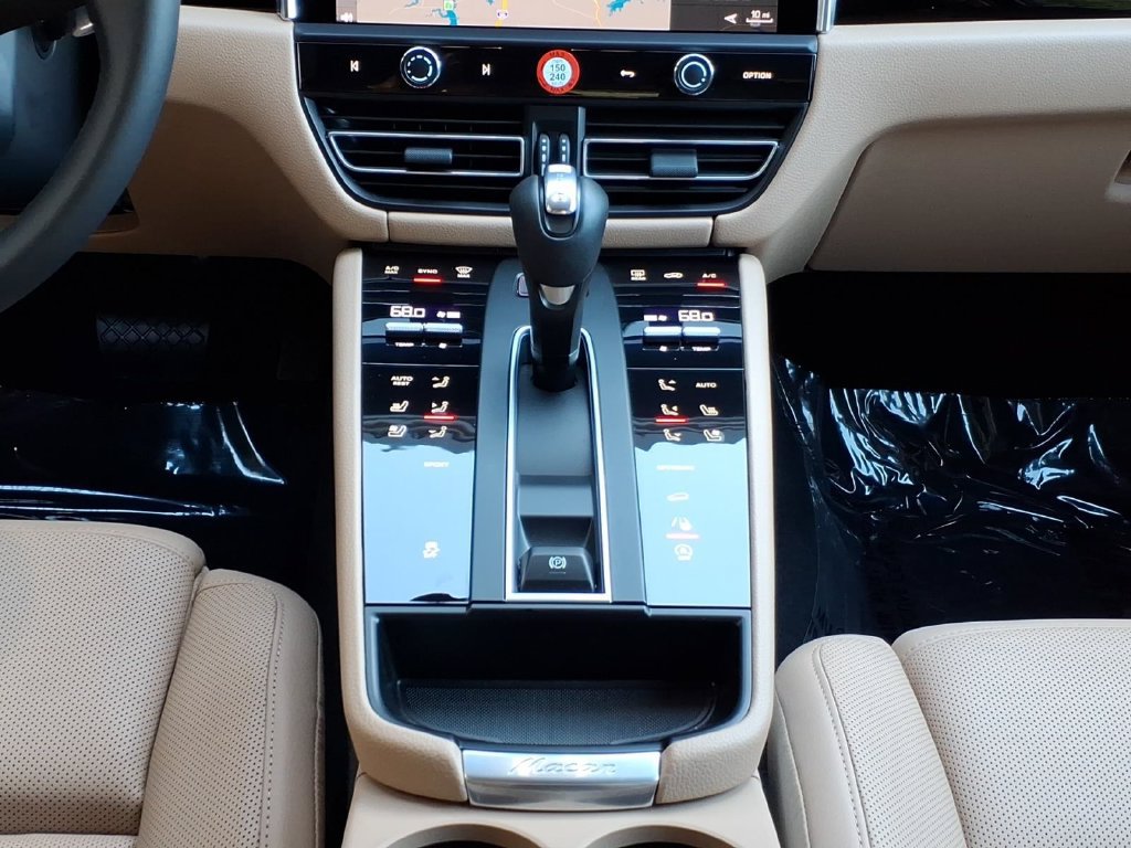 Certified 2026 Porsche Macan AWD/4WD image 22