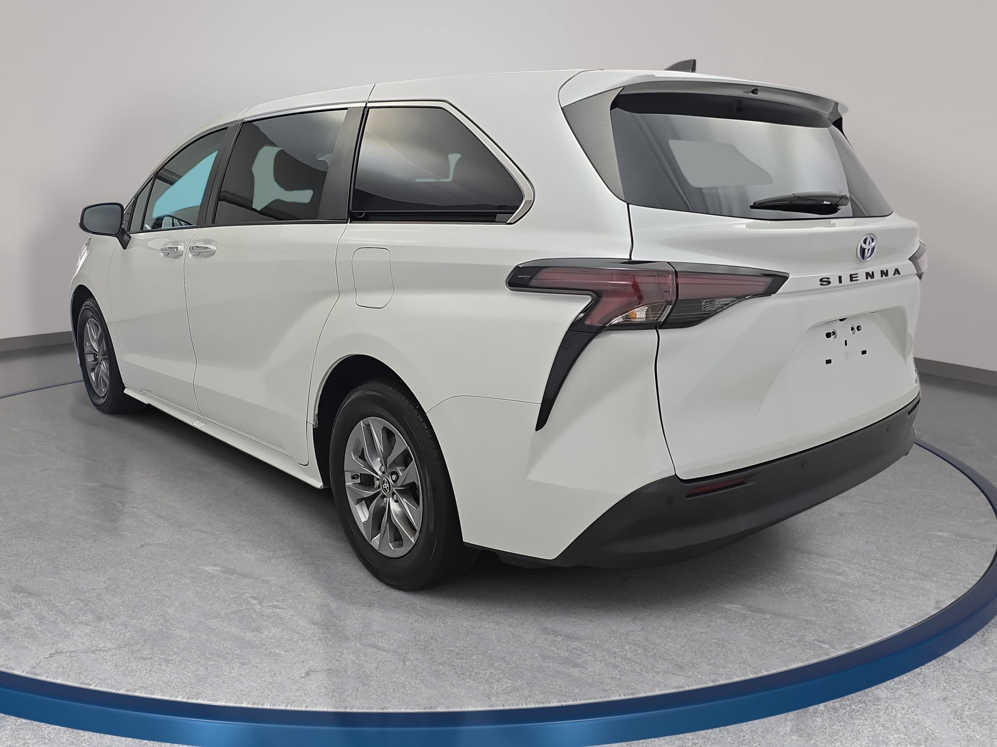 Used 2024 Toyota Sienna XLE FWD image 7