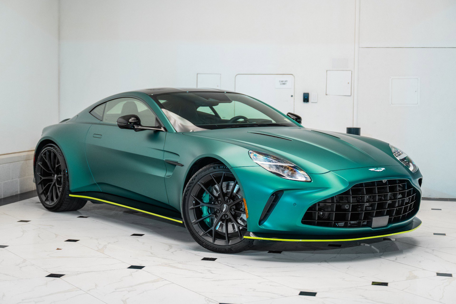 Used 2025 Aston Martin V8 Vantage Coupe image 36