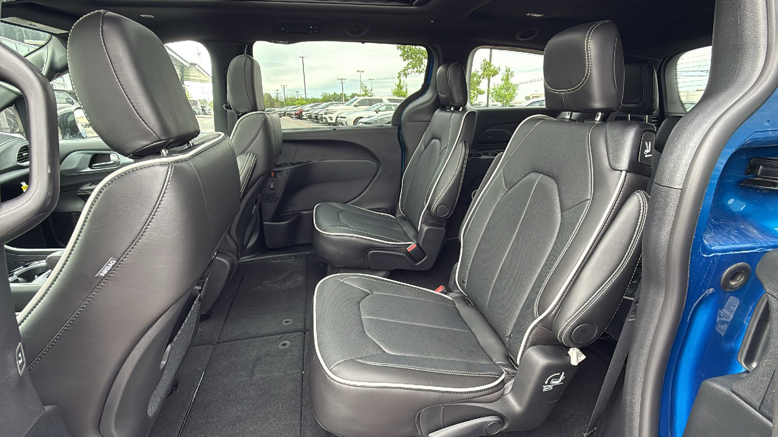 New 2026 Chrysler Pacifica Limited FWD image 16